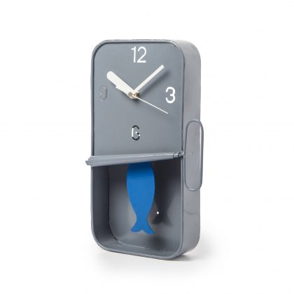 This grey sardine pendulum clock is an absolute gem! Perfect in any kitchen. Small enough to squeeze in anywhere. Measures 30 x 18 x 6cm. Great value too.