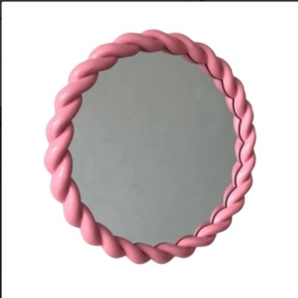 Add a splash of colour and fun to your home with this round pink wall mirror. Simple rope design. Made of resin and glass. 40 x 40 x 3cm